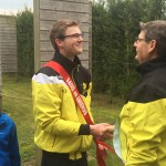 Thibaut reçoit son écharpe de Jacky 
